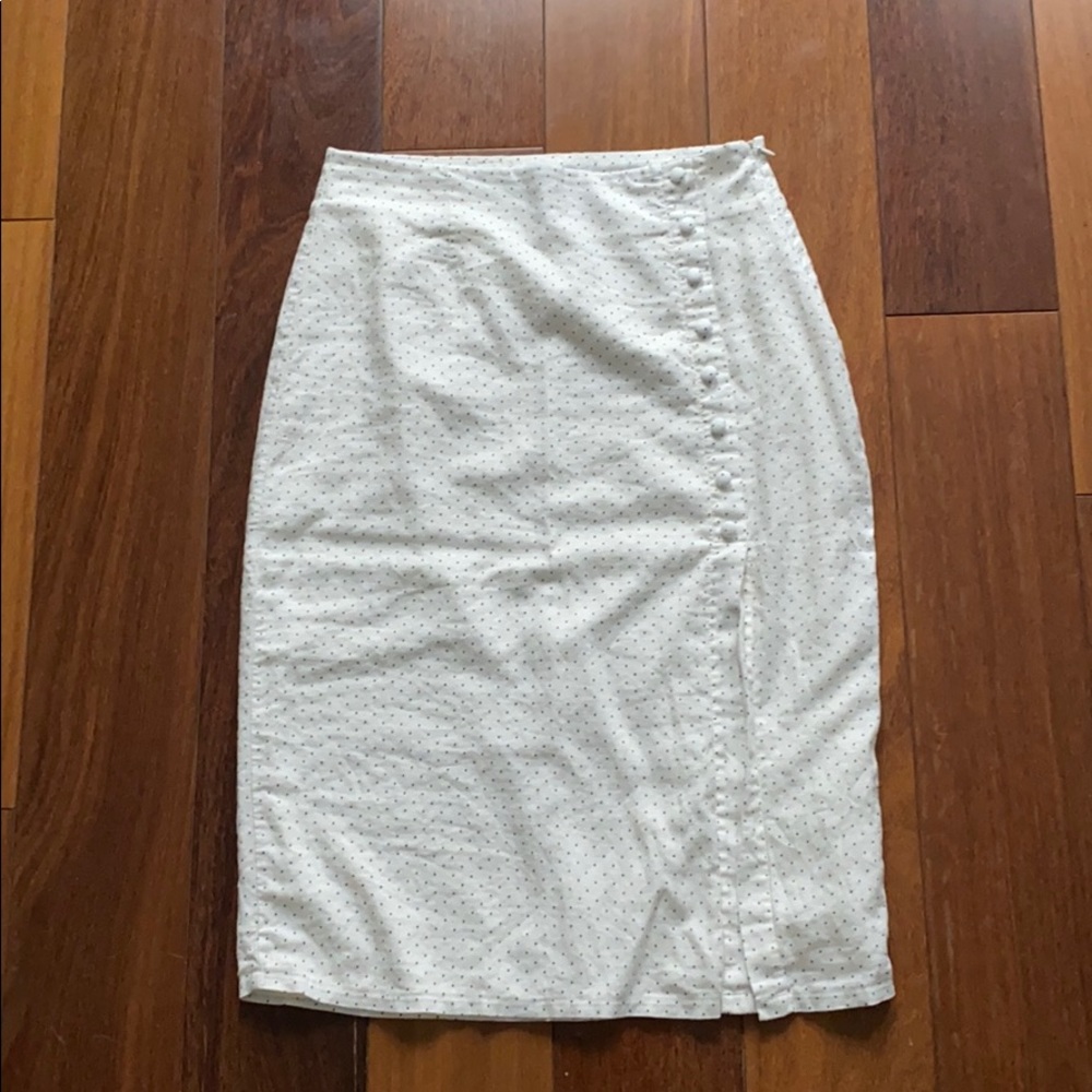 Midi skirt w/ slit - white w/ black dots